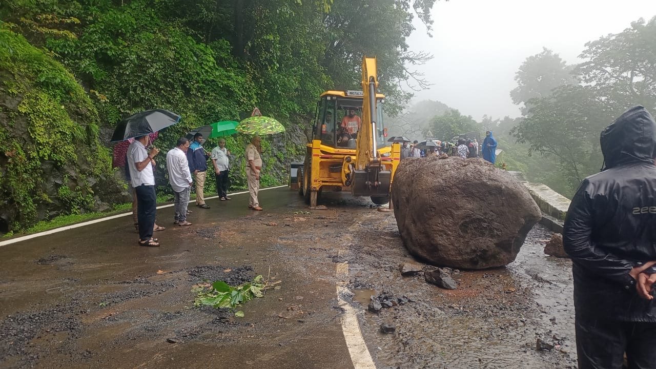 आंबोली घाटात भला मोठा दगड अचानक रस्त्यावर कोसळला