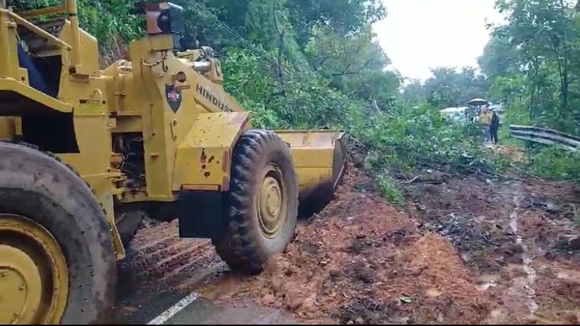 अनमोड घाटात पडलेली दरड आली हटवण्यात