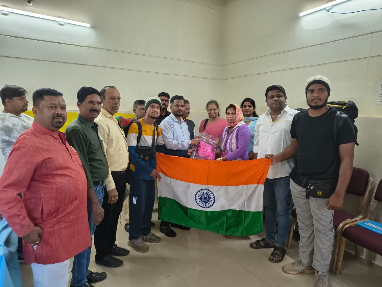 बाळंतीण महिलांना स्वेटर आणि कानटोपींचे वितरण