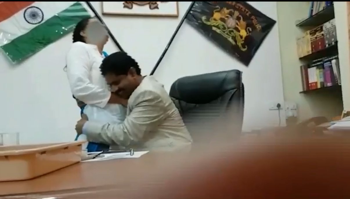 कर्नाटक पोलिस विभागातील एका उच्चपदस्थ अधिकाऱ्याचे अश्लील चाळे