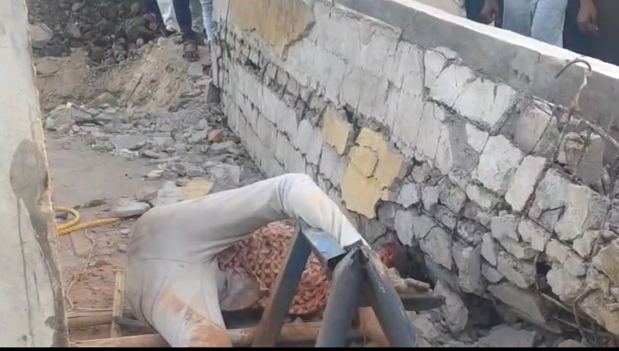 पाडकामादरम्यान भिंत कोसळली — कामगाराचा मृत्यू