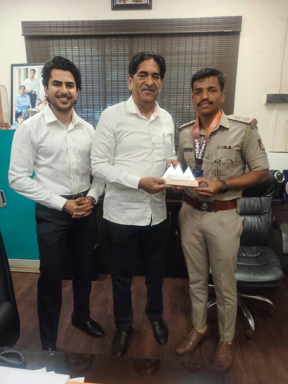 प्रतिष्ठित बर्गमन-१०२ सहनशक्ती स्पर्धेत प्रथम क्रमांक पटकावल्याबद्दल आमदारांनी केला यांचा सत्कार