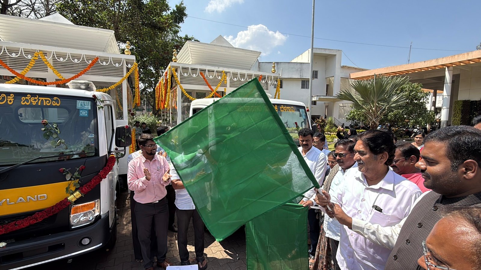 बेळगाव महानगरपालिकेकडून दोन  नवीन शववाहिका सेवेत दाखल