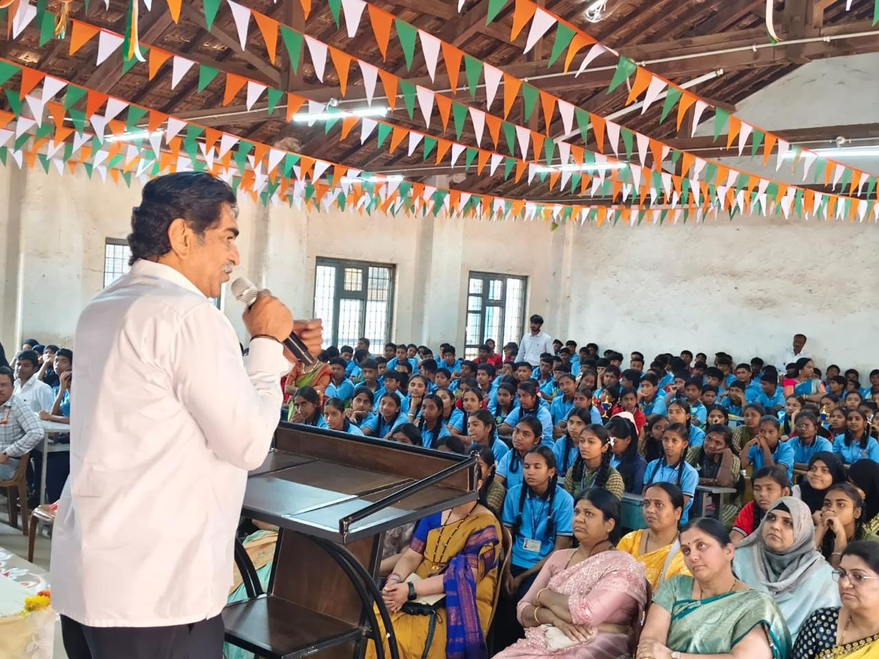 विद्यार्थ्यांना आमदार असिफ (राजू) सेठ  यांचे प्रेरणादायी मार्गदर्शन