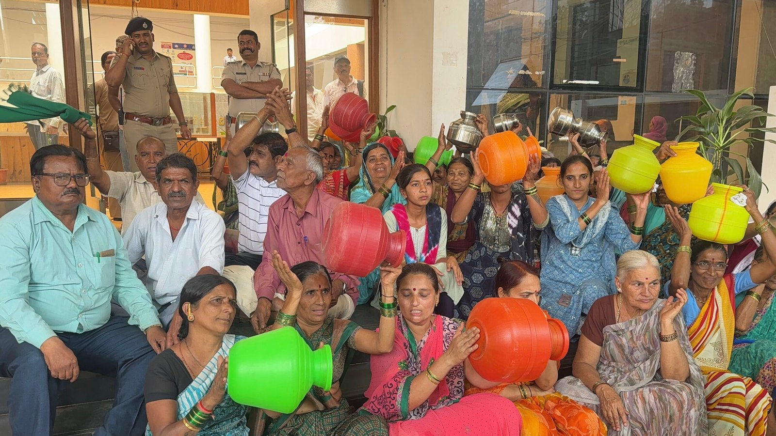 वडगाव रयत गल्लीतील पाणी समस्येवरून रहिवाशांचे आंदोलन