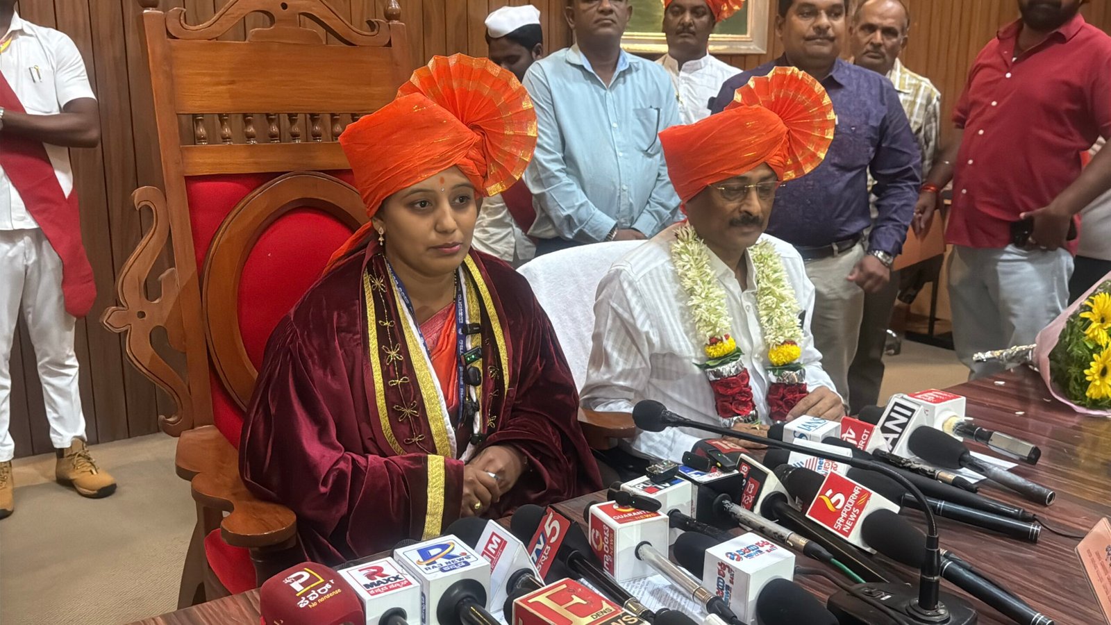 महापौर प्रीती कामकर तर उपमहापौर हणमंत कोंगाली