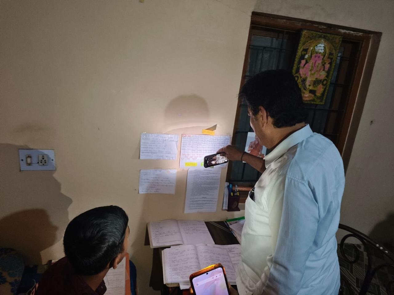 एसएसएलसी परीक्षार्थी विद्यार्थ्यांच्या घरी आमदार आसिफ राजू सेठ यांची भेट