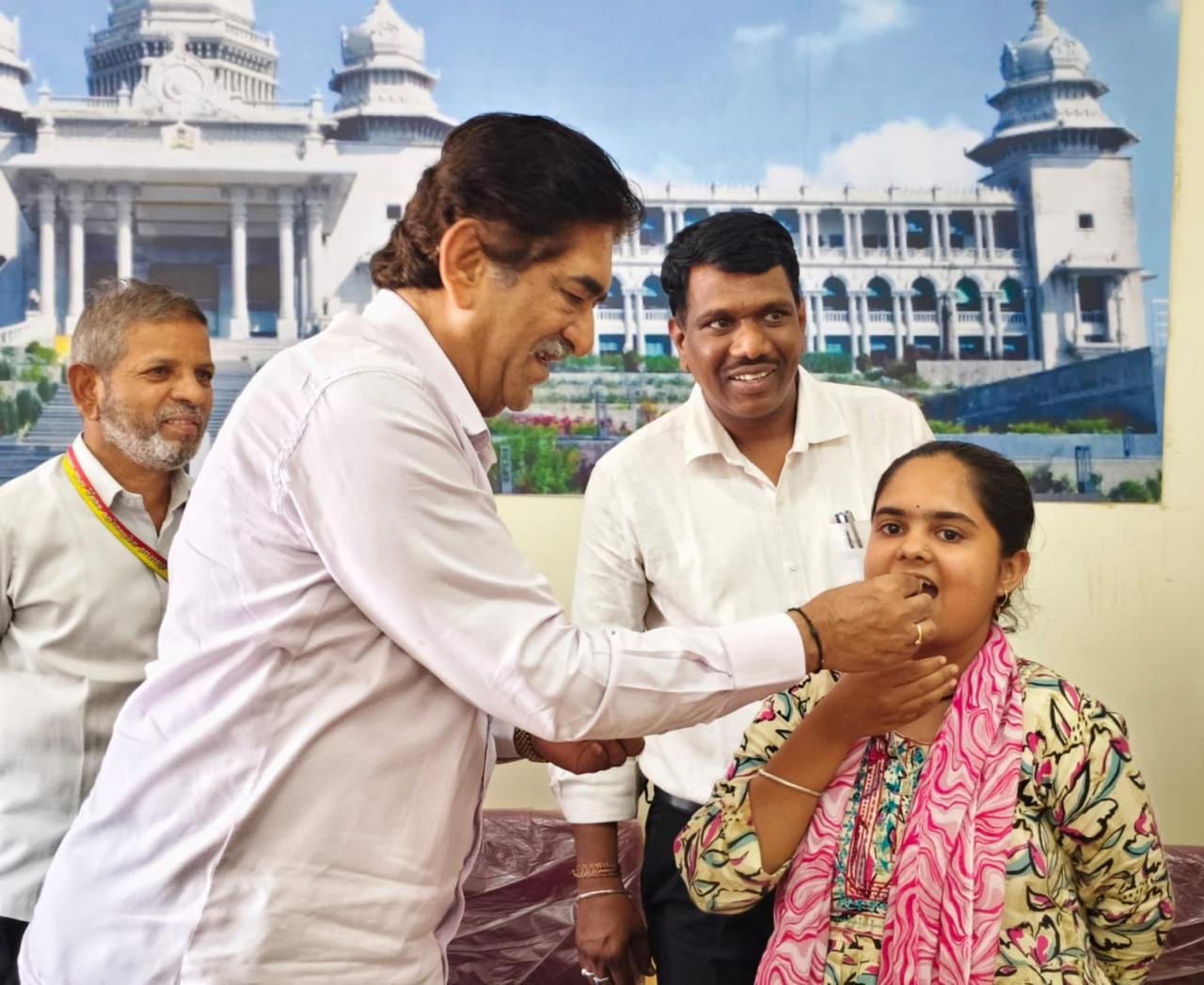 ९५% पेक्षा अधिक गुण मिळवलेल्या विद्यार्थ्यांचा सत्कार