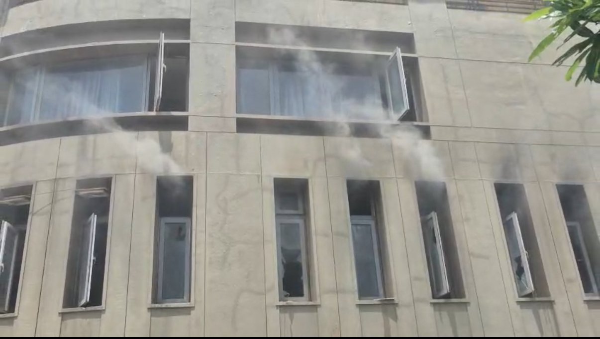 बेळगावातील क्लब रोडवरील खाजगी हॉटेलला आग लागून पसरले धुराचे लोळ