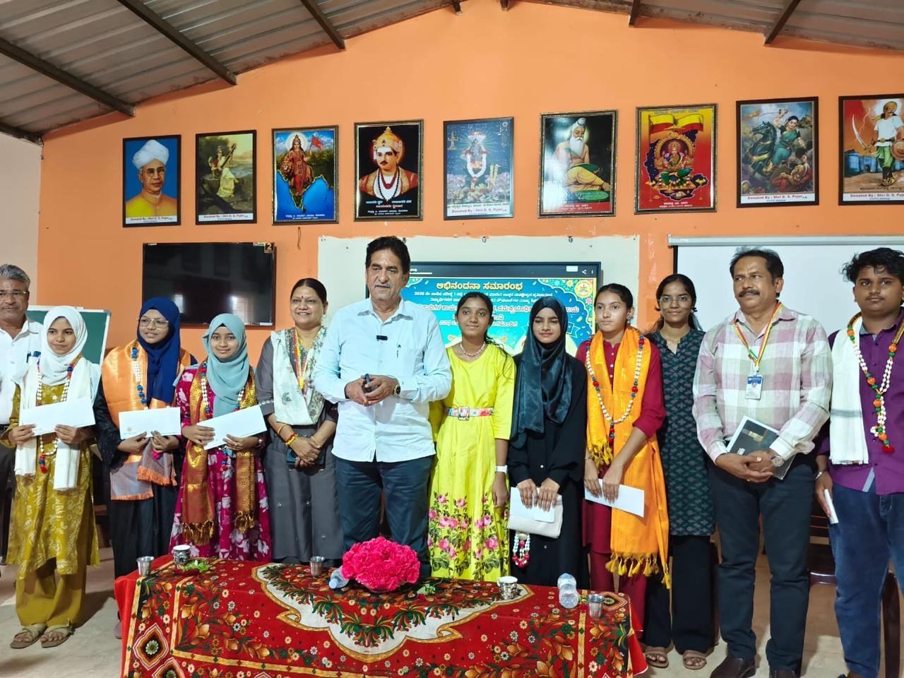 आसिफ (राजू) सेठ फाउंडेशनतर्फे गुणवंत विद्यार्थ्यांचा शिष्यवृत्ती देऊन गौरव