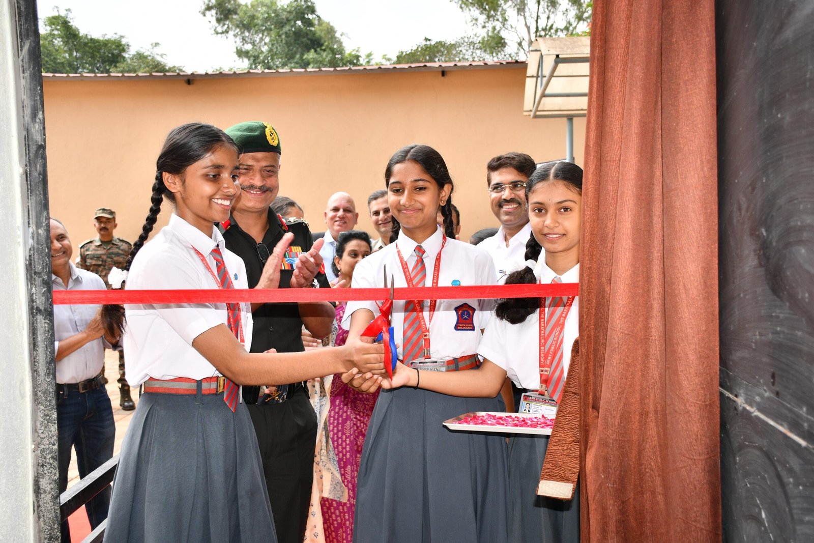 आर्मी पब्लिक स्कूल, मराठा एलआयआरसी येथे रोटरी क्लब साऊथच्या सहकार्याने मुलींसाठी स्वच्छतागृहाचे उद्घाटन
