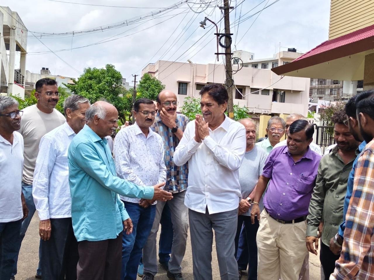 अझम नगरमध्ये गटार कामाचे आमदार आसिफ (राजू) सेठ यांच्या हस्ते उद्घाटन