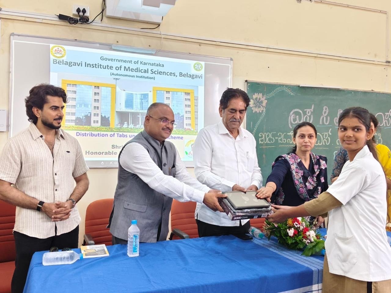 अल्पसंख्याक विद्यार्थ्यांना टॅबलेटचे वाटप बिम्समध्ये आमदार असिफ (राजू) सेठ यांच्या हस्ते कार्यक्रम